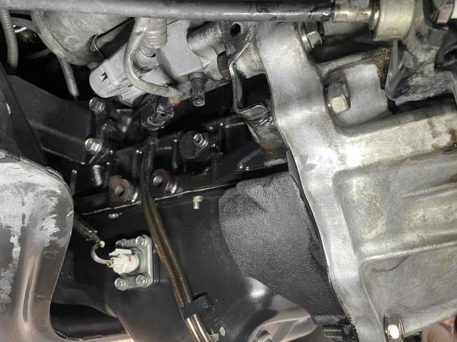 トヨタ　ハイエースバン　KDH201V　エンジンオイル漏れ　タペットカバーパッキン交換　ホールプラグ交換