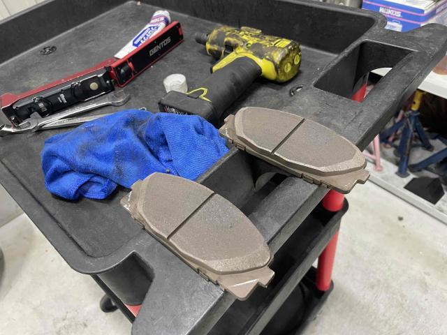 トヨタ　ハイエースバン　KDH201V　ブレーキ鳴き