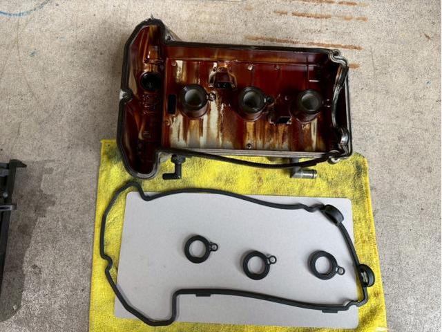 スズキ　キャリイトラック　オイル滲み　プラグホールオイル　タペットカバーパッキン　ベルト　交換　修理　愛知　岐阜　一宮　稲沢　江南　名古屋