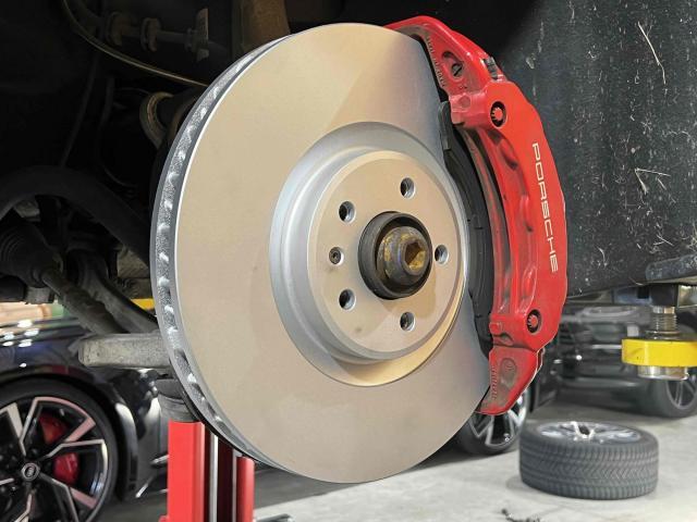 ポルシェ　マカン　GTS　車検　整備　デント修理　ブレーキローター交換　ブレーキ鳴き　オイル交換　エレメント交換　愛知　一宮　岐阜　稲沢　江南　名古屋
