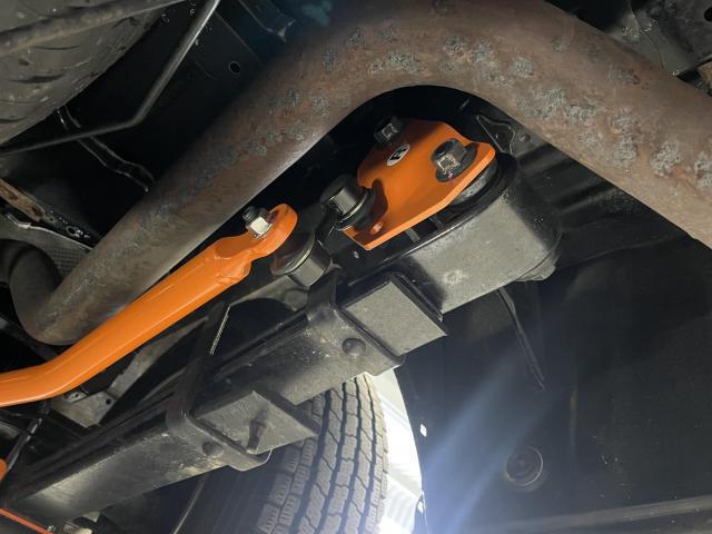 トヨタ　ハイエースバン　ボディ補強パーツ取付