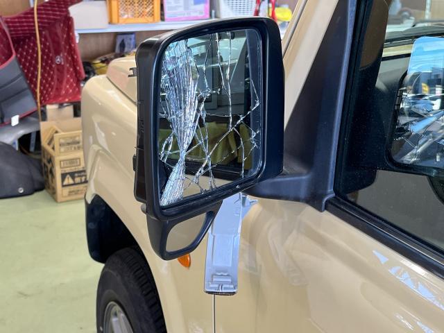 スズキ　ジムニー　ミラー交換　JB64W　ドアミラーカバー交換　ドアミラーレンズ交換　ドアミラーウィンカー取替　レッカー依頼