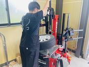 ２０インチ以上のタイヤも対応可能タイヤチェンジャー完備