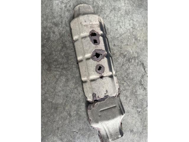 マツダ　ボンゴバン　触媒　遮熱板交換