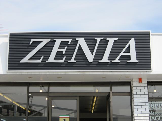 ＧＡＲＡＧＥ　ＺＥＮＩＡ　ガレージゼニア