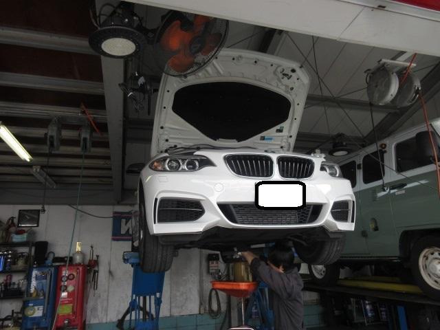 BMW M235iクーペ：エンジンオイル交換【 輸入車の車検、点検、整備は創業53年のオートリーゼンにお任せ下さい】