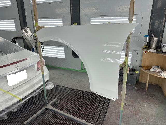 メルセデスベンツ　E400 フロントフェンダーパネル　新品　交換　板金　塗装　