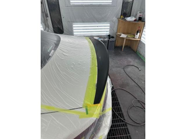 マセラティ　グラントゥーリズモ　カーボン　リアウイング　クリア剥がれ修理　塗装