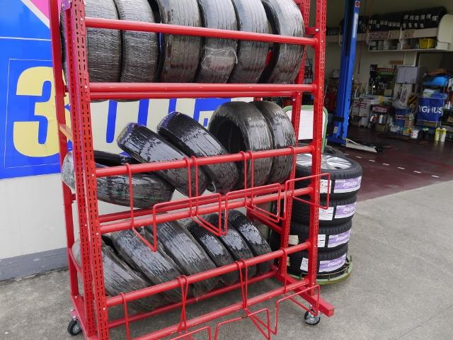 タイヤの販売も行っております。タイヤをお探しの方は当社スタッフまでご相談下さい。