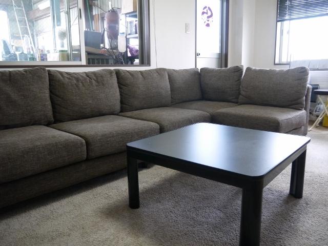 店内にはお客様用ソファーがございます。