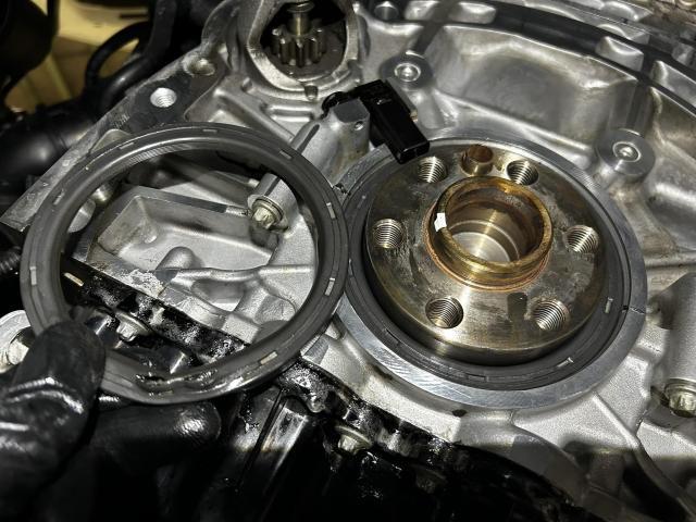 BMW 5シリーズ　F11　エンジン後端のオイル漏れ修理（リヤクランクシール交換）