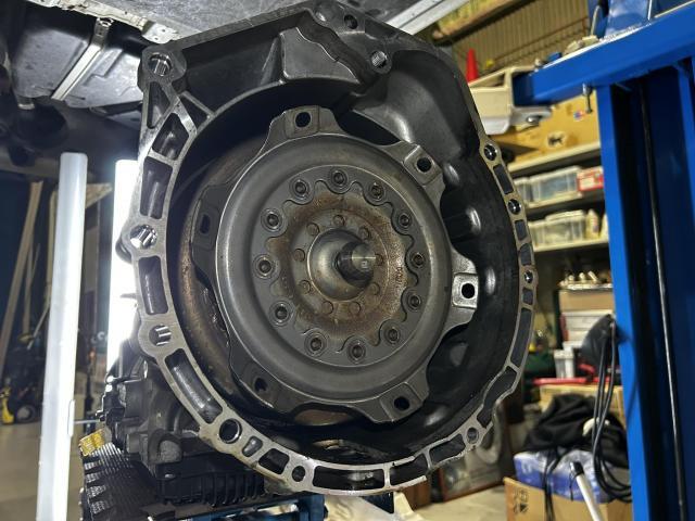 BMW 5シリーズ　F11　エンジン後端のオイル漏れ修理（リヤクランクシール交換）