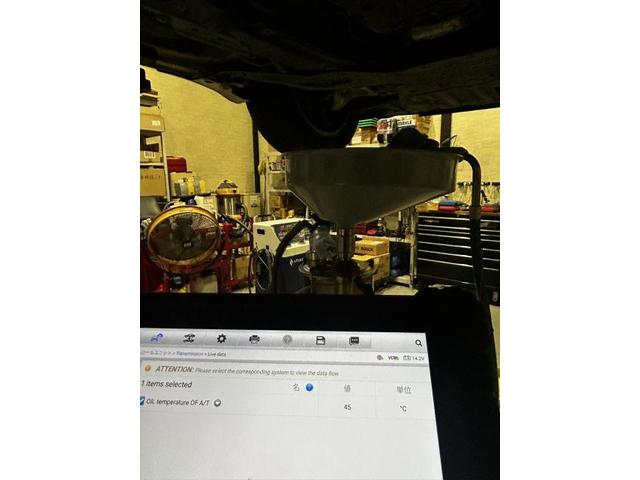 日産　V37スカイライン 200GT-t　ダイムラー製7速ATのATF圧送交換（トルコン太郎／オイルパン脱着）