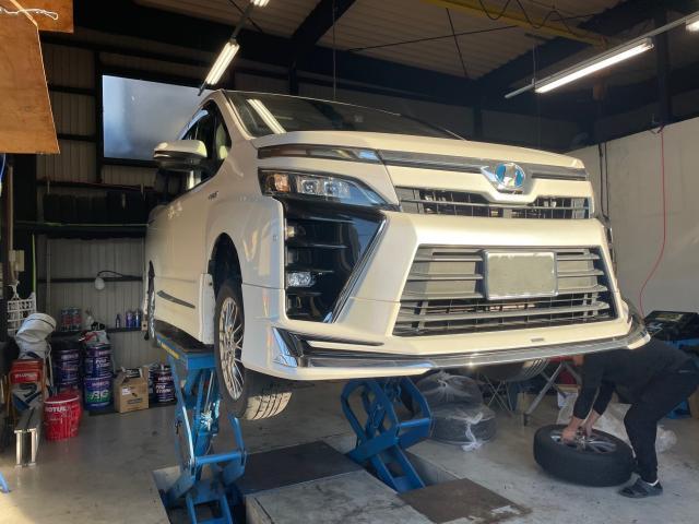 トヨタ　ヴォクシー　ホイール・タイヤ交換　岐阜県　岐阜市　持ち込み　タイヤ交換　脱着　組替　バランス　