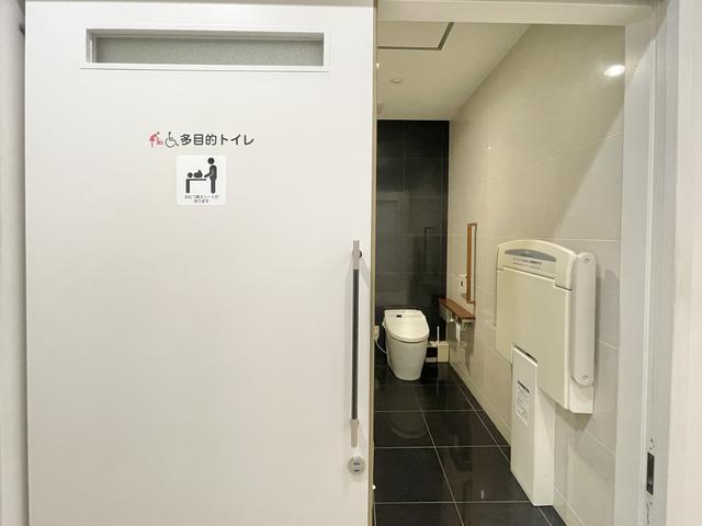 オムツ替えシートを設置した多目的トイレを完備！小さなお子様や車椅子の方もご安心ください！