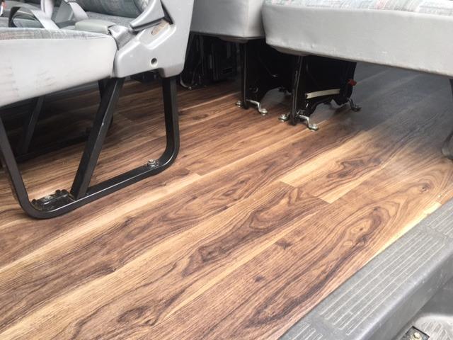 ハイエースコミューター床張施工１ナンバー