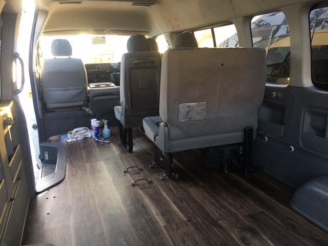 ハイエースコミューター床張施工１ナンバー