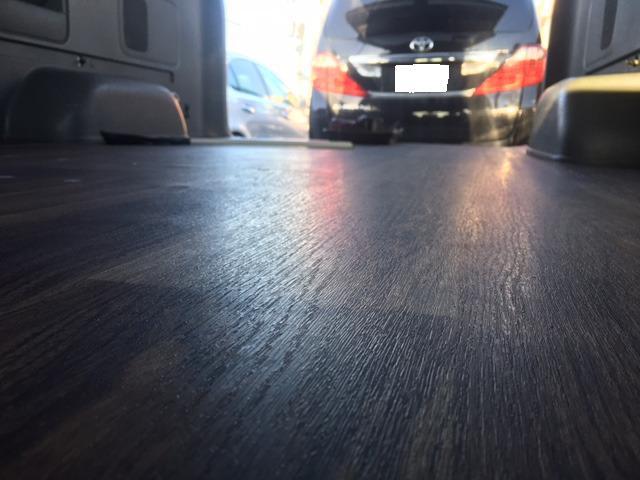 ハイエースコミューター床張施工１ナンバー