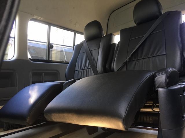 ハイエースにアルヴェルシート施工ロイヤルリムジン