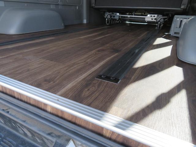 トヨタ　ハイエースバン　ハイエーススー１ナンバー8人乗りロングスライド床張施行