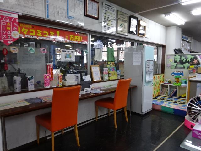 店内から、作業の様子もご覧いただけます。