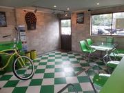 緑と白を基調にした店内です