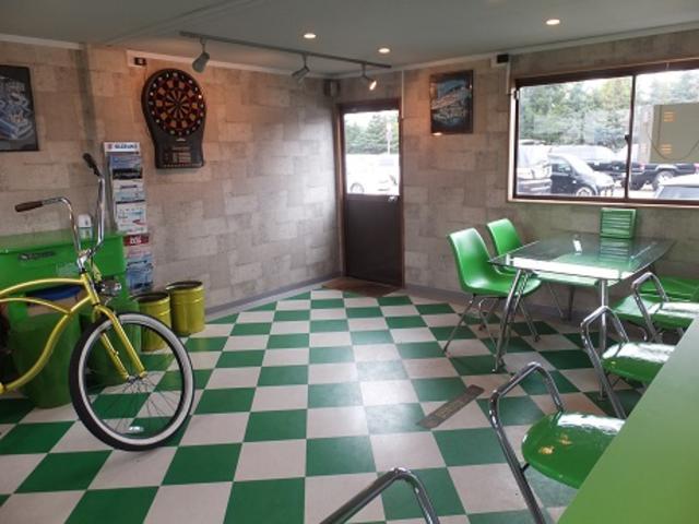 緑と白を基調にした店内です