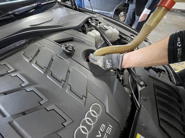 アウディ　Ａ８　オイル交換