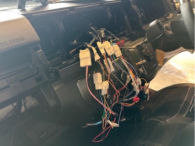 作業報告No.2890　ハイエースの純正ナビをアルパインBIGXに入れ替えの巻