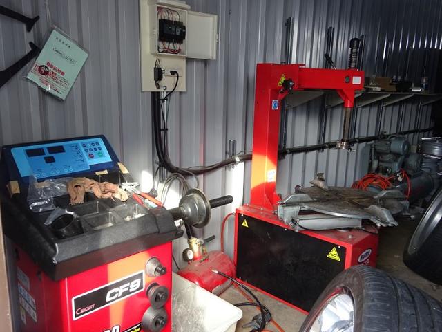 【作業ピット】タイヤチェンジャー、ホイールバランサー完備