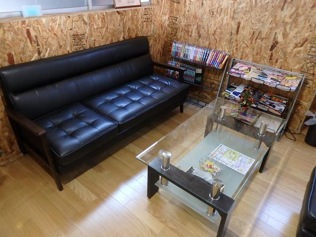 作業中は店内でごお待ち頂けます。運転でお疲れの時や、車検や整備でお待ち頂く時にはおくつろぎ下さい。