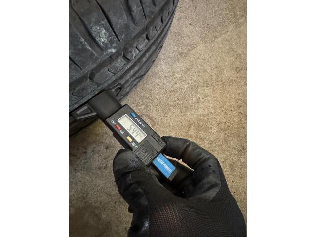 トヨタ　ヴェルファイア　タイヤ交換