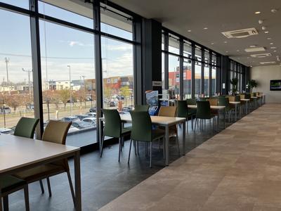 ガラス張りの店内です！