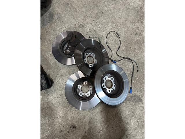 ＢＭＷ G30　５シリーズ523ｄ　ブレーキパッド・ブレーキローター交換　DIXCEL　ディクセル　ブレーキ・サスペンション・足回り修理・整備