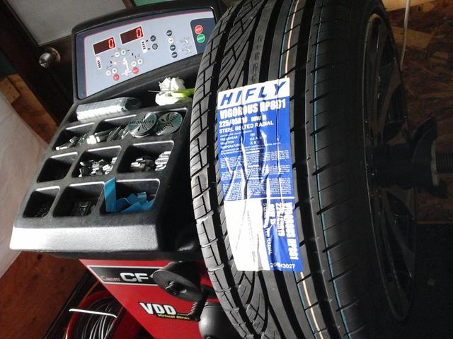 直送タイヤ組み換え　225/45Ｒ19　４本