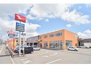 国道４０号線沿い。青い看板とオレンジ色の建物が目印です！