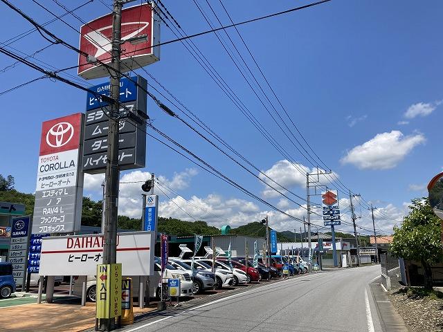 大きな看板が目印です。店舗の場所が分からない時はお気軽にお電話下さい。ご説明致します。