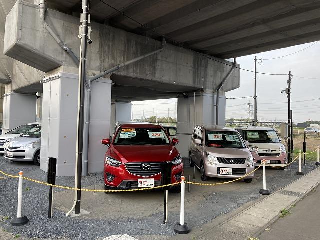 店舗から道を挟んで反対側にも在庫車がございます。