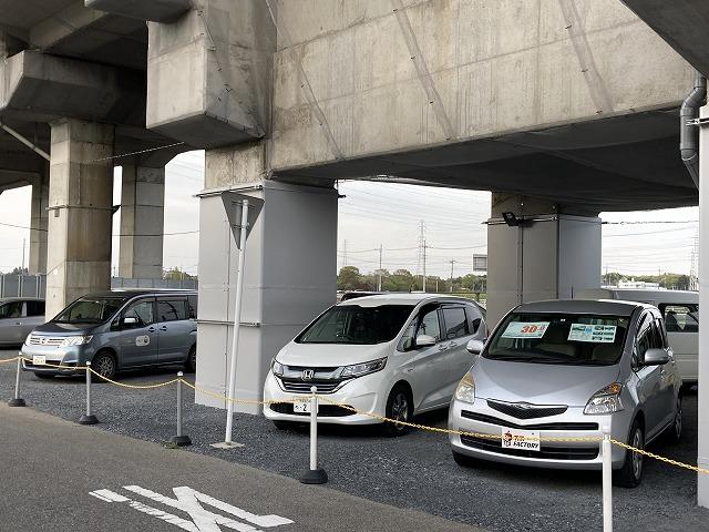 雨の日でも屋根下保管なので、ごゆっくりお車選びが可能です。