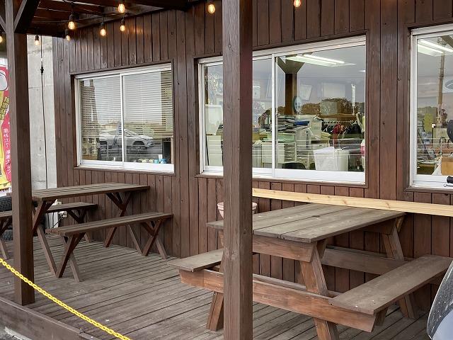 木の温もりが感じられる店外スペース。