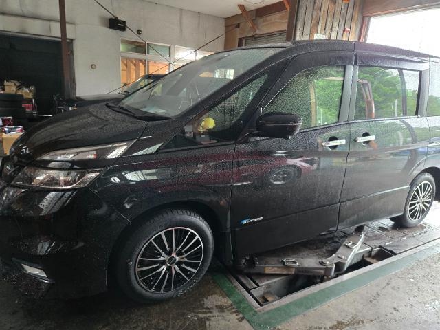 日産　セレナ　ホイール・タイヤ交換承りました。茨城県つくば市修理認証工場、国産車、外車、アメ車、パーツ持ち込み取り付け(一部取付不可)車検、修理、板金塗装、カスタムのことならお任せください。