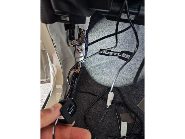 水戸市K様　スズキ　ハスラー　ナビ　バックカメラ　ドラレコ前後　ETC ドアカーテシイルミ　取付販売車の架装作業です