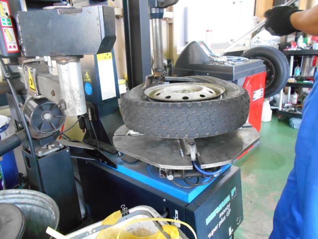 軽トラックのタイヤ交換作業　タイヤは店舗直送段取り済　エアバルブ交換　タイヤ破棄　タイヤのネット購入かなり安い！？
