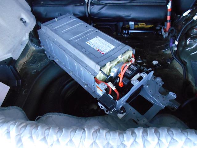 プリウスのハイブリッドバッテリーが機能しなくなった　バッテリーチェックランプ点灯　HVバッテリーリビルト品に交換　ブレーキパッド交換　リビルト品や中古品使います