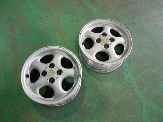 タイヤはそのままホイール入替 ユーノスロードスター ホイールを持ち込みで今はいているタイヤはそのままでホイールの入れ替えをして欲しいと依頼  タイヤを今のホイールからはがして別のホイールに付替え出来ます 