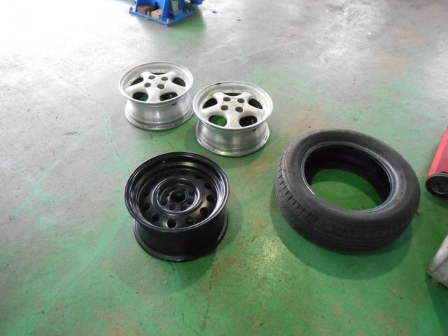 タイヤはそのままホイール入替 ユーノスロードスター ホイールを持ち込みで今はいているタイヤはそのままでホイールの入れ替えをして欲しいと依頼  タイヤを今のホイールからはがして別のホイールに付替え出来ます 