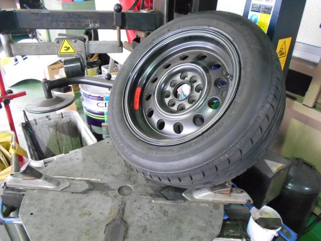 タイヤはそのままホイール入替 ユーノスロードスター ホイールを持ち込みで今はいているタイヤはそのままでホイールの入れ替えをして欲しいと依頼  タイヤを今のホイールからはがして別のホイールに付替え出来ます 