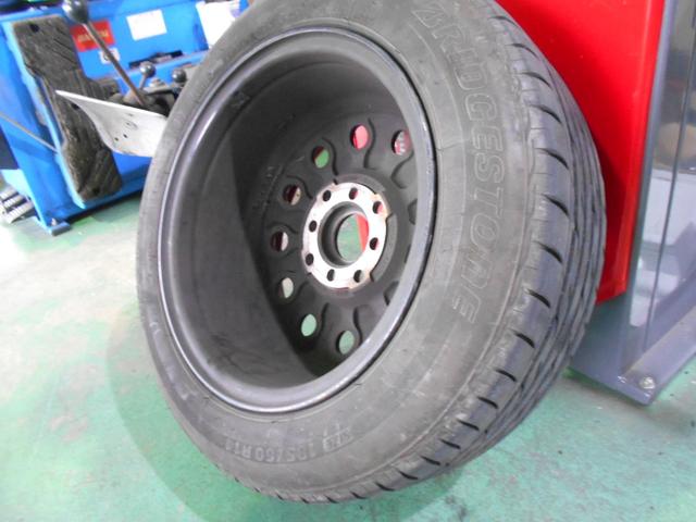 タイヤはそのままホイール入替 ユーノスロードスター ホイールを持ち込みで今はいているタイヤはそのままでホイールの入れ替えをして欲しいと依頼  タイヤを今のホイールからはがして別のホイールに付替え出来ます 