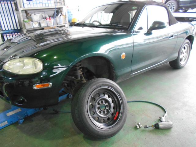 タイヤはそのままホイール入替 ユーノスロードスター ホイールを持ち込みで今はいているタイヤはそのままでホイールの入れ替えをして欲しいと依頼  タイヤを今のホイールからはがして別のホイールに付替え出来ます 