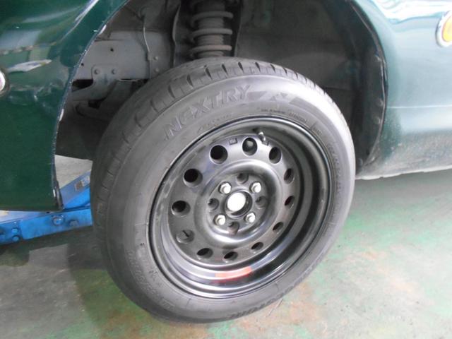 タイヤはそのままホイール入替 ユーノスロードスター ホイールを持ち込みで今はいているタイヤはそのままでホイールの入れ替えをして欲しいと依頼  タイヤを今のホイールからはがして別のホイールに付替え出来ます 